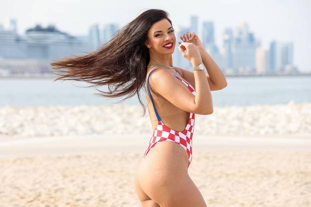 ARHIVA - Ivana Knoll pozirala u kockastom kupaćem kostimu na plaži Ras Abu Aboud