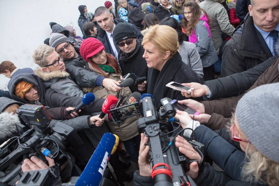 Kolinda u Sarajevu: Prosvjed pred hrvatskom ambasadom