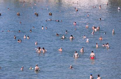 Na Bačvicama danas pravi ljetni dan: Plaža puna od ranog jutra