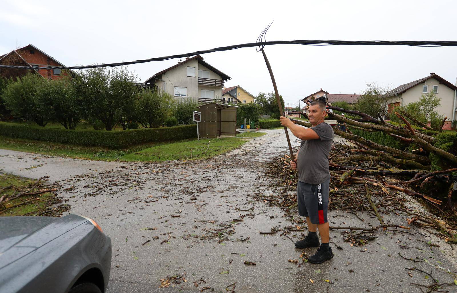 Snažno nevrijeme pra?eno kišom i olujnim vjetrom protutnjalo je Karlovcem i okolicom