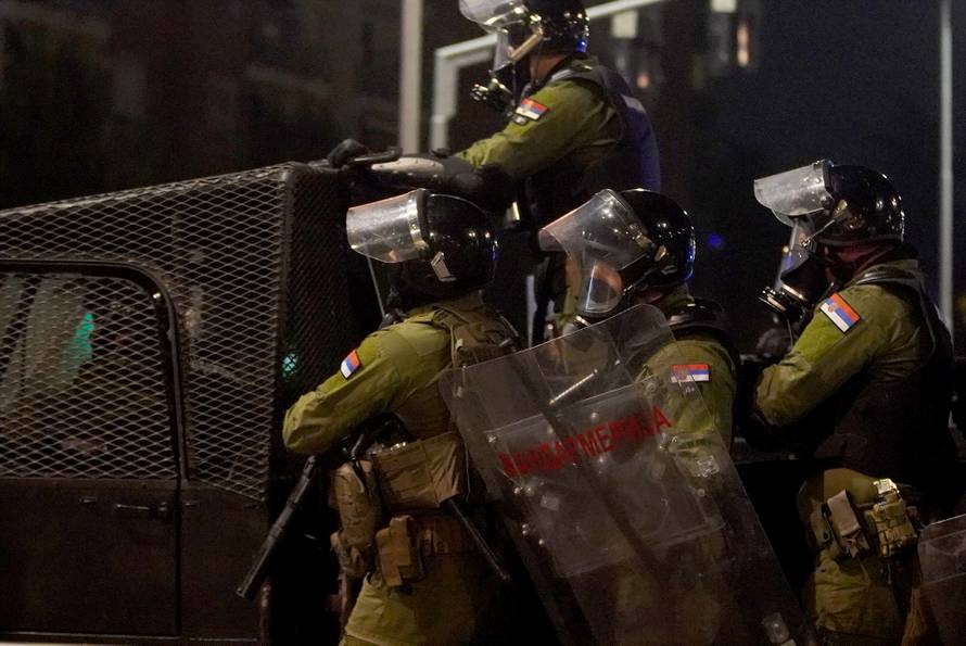 Policija i vojska suzavcima rastjerala okupljene prosvjednike u Novom Beogradu