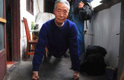 Kinez ima 102 godine i svaki dan radi sklekove na šakama