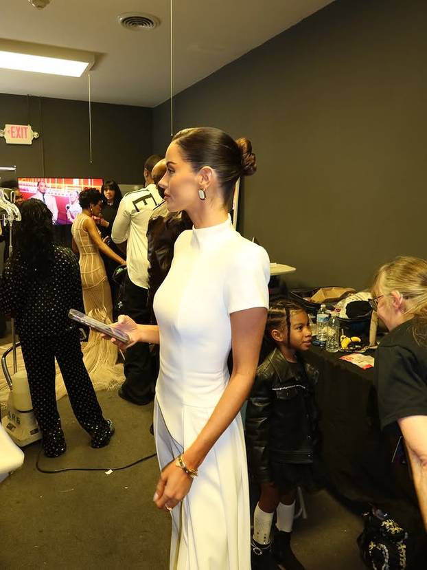 FOTO Fatalna brineta zapalila internet! U izazovnom izdanju otkrila je svoju 'malu tajnu'