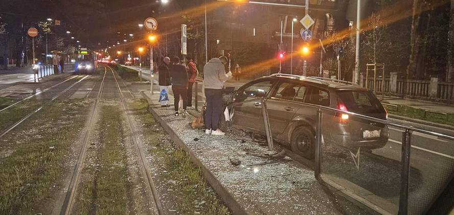 Krš i lom u Zagrebu: Autom se zabio u ogradu, razbio staklo