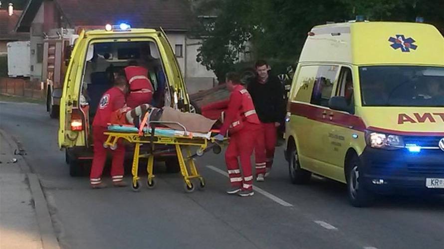 Rotirali se pa prevrnuli na krov, iz auta su ih vadili vatrogasci