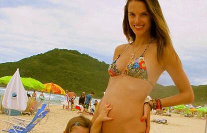 Alessandra Ambrosio na plaži u bikiniju pokazala je trbuščić