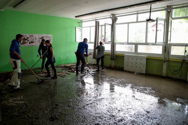 Ogromna šteta u Srednjoj školi Obrovac, voda uništila namještaj, podove i opremu