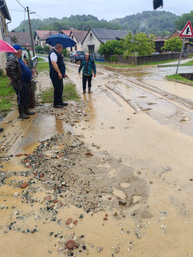 FOTO Ovo su posljedice oluje na sjeveru Hrvatske: Poplavljene ulice,  sve službe izašle na teren