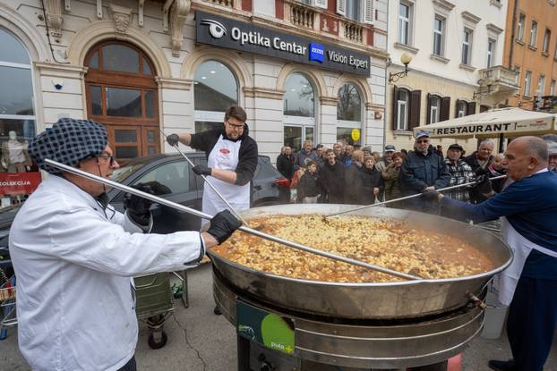 Pula:  500 besplatnih porcija “Lovačkog doručka” podjeljeno na slast prisutnim puljanima