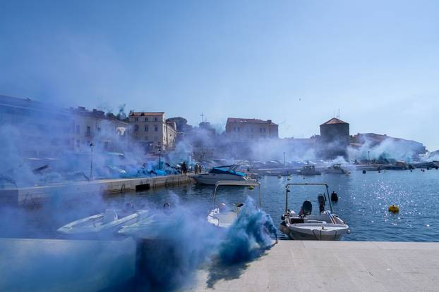 Senj: Navijači Dinama "obojili" rivu u plavo