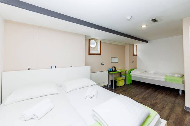 FOTO Zavirite u prvi brod-hotel u Hrvatskoj: Noćenje na ovom brodu u Rijeci ima posebnu čar