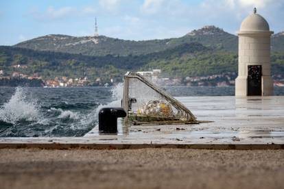 FOTO Kad Boris ugasi svjetlo:  Ovo je Zadar u podne. Čini se kao da je večer. Turisti u šoku