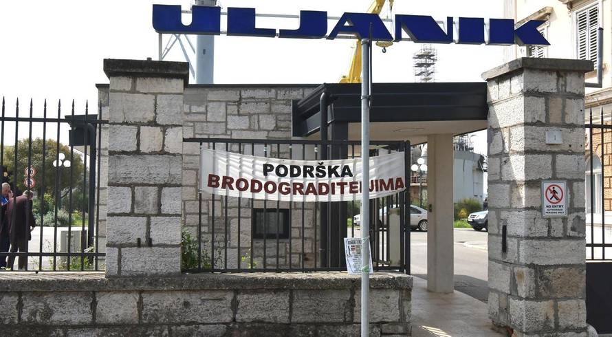 Pula: Na ulaznoj porti postavljen transparent s pozivom na Å¡trajk glaÄu