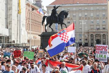 Glavni trg u Zagrebu prepun prosvjednika zbog opasnog otpada u Lici