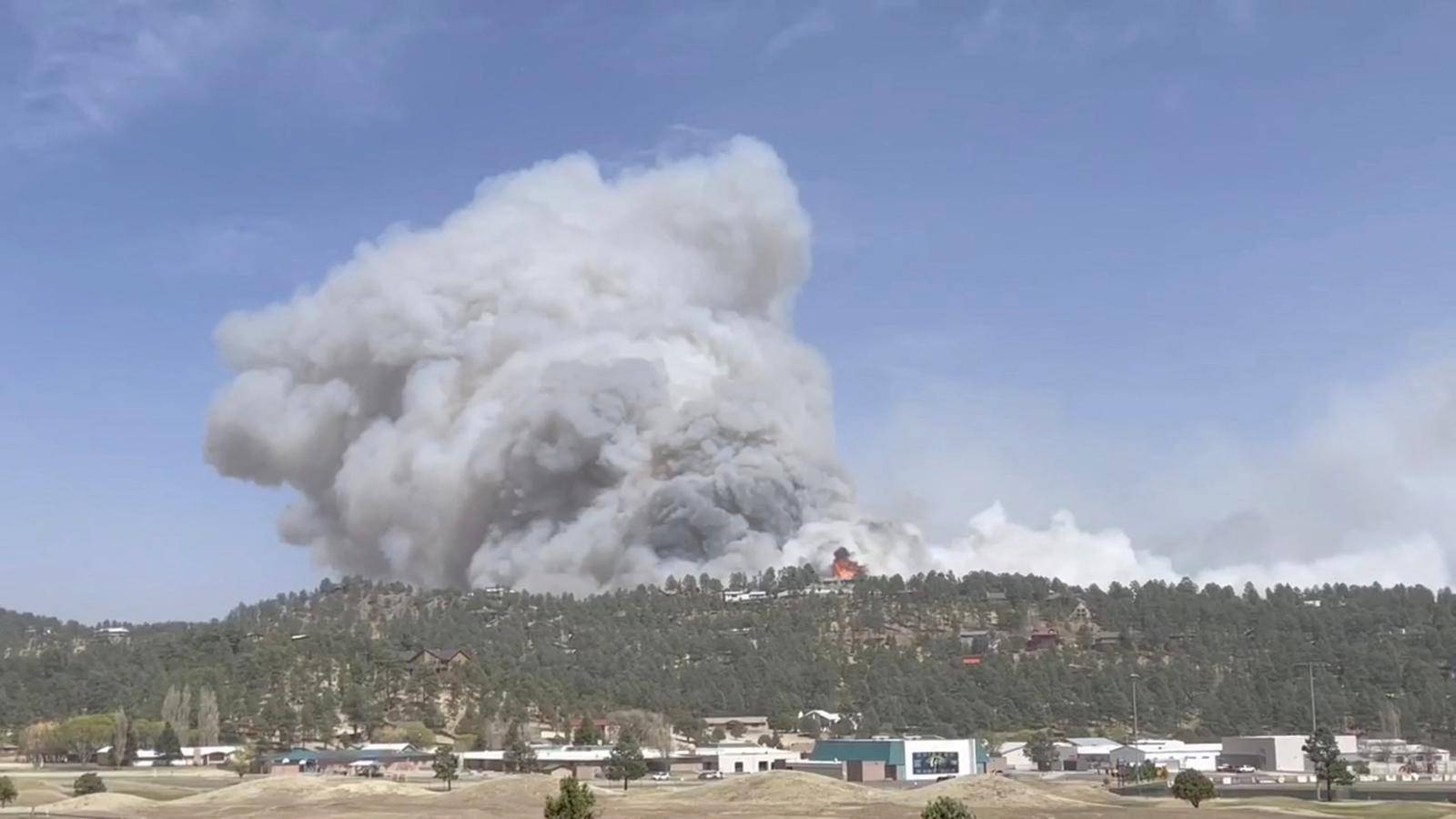 Wildfire burns homes, triggers evacuations in New Mexico town