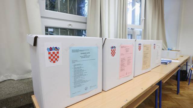 Zadar: Građani izlaze na birališta obaviti svoju građansku dužnost
