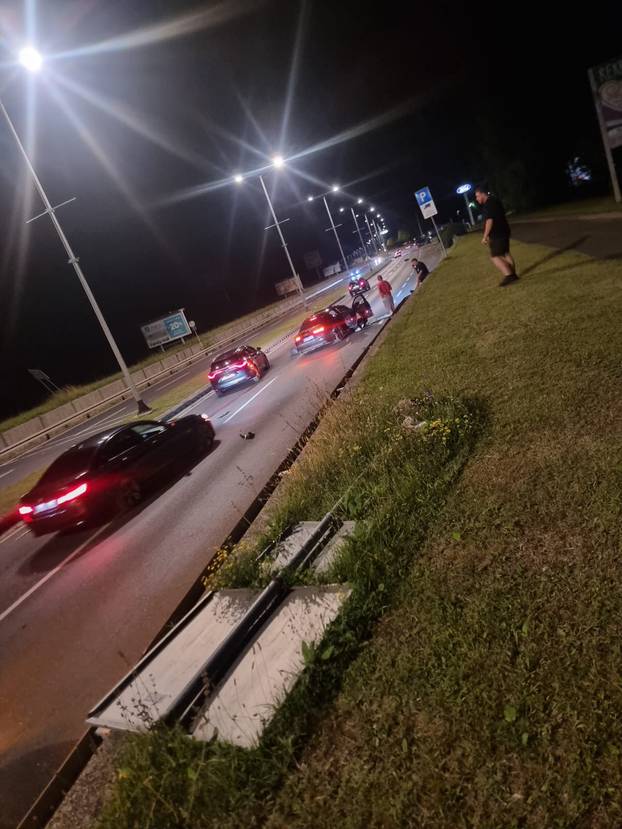 FOTO UŽASA Smrskani BMW na stupu, razbijeni Audi. Izvlačili ženu, muškarac visio s auta