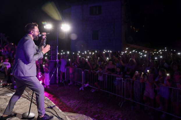 Zadvarje: Petar Grašo i Domenica nastupili na Zadvarskoj noći