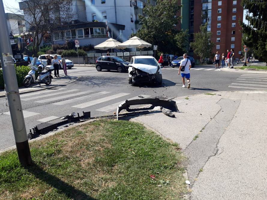 Kobno raskrižje u Sesvetama: Opet sudar auta, jedan udario i u stup pa se  izvrnuo na krov...