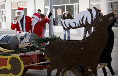 Djedovi Mrazovi u Bizovcu sami napravili 'saonice'