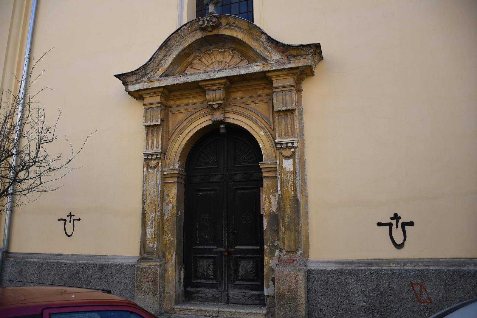 Bjelovar: Na tek obnovljenoj pravoslavnoj crkvi osvanuli sramotni ustaški i neonacistički simboli 