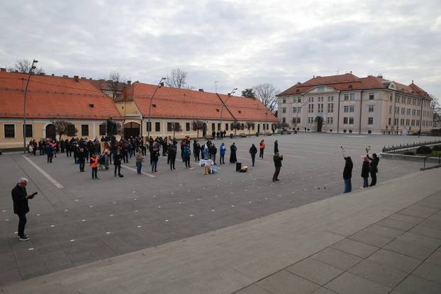 Performans Tiha misa ispred katedrale u Đakovu
