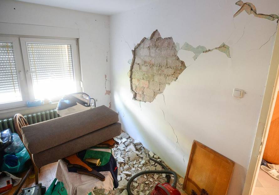 "Kako ću s bolesnim roditeljima u kontejner?! Potres nam je sve srušio, ostali smo bez ičega"