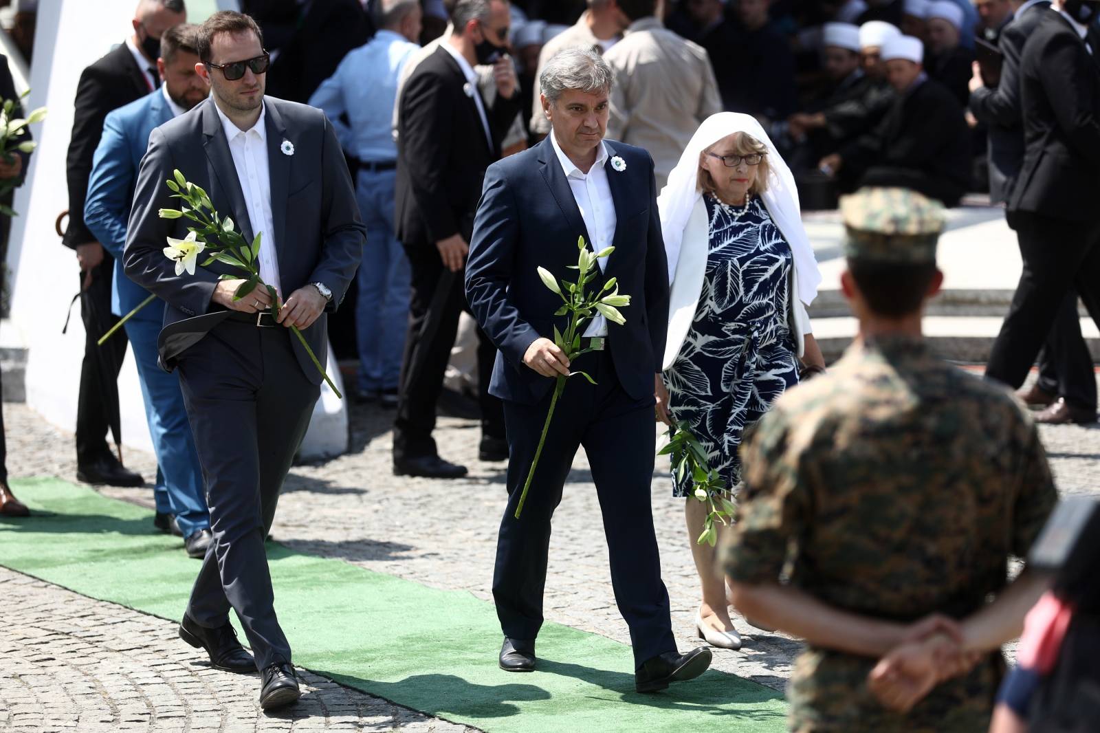 Brojne delegacije položile cvijeće u znak sjećanja na ubijene u genocidu u Srebrenici