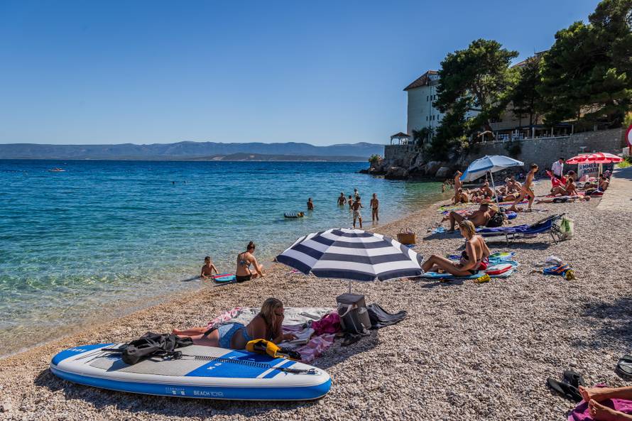 Bol: Ljetni ugođaj na plaži Martinica 