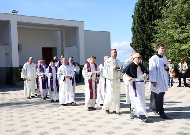 Šibenik: Na blagdan Svih svetih misno slavlje predvodio je mons. Tomislav Rogi?