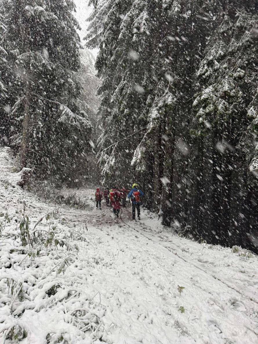 Planinar iz Kaštel Sućurca javio se kući svojima: 'Živ sam'. Traga se za još dva Kaštelanina