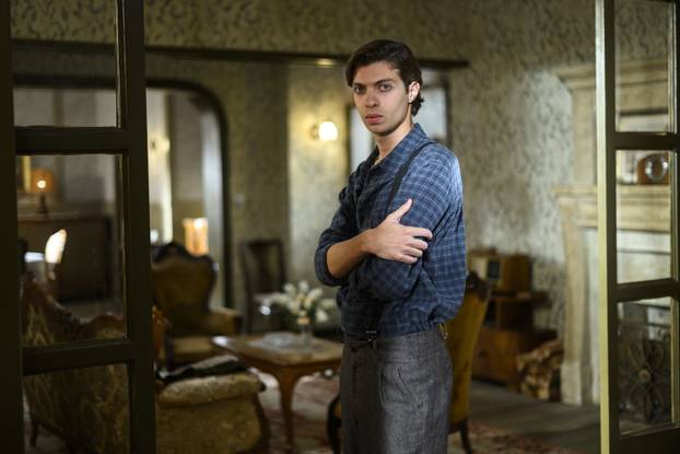 Zagreb, 07.10.2025 - Glumci RTL serije Divlje pcele poziraju na setu u studiju Jadran filma