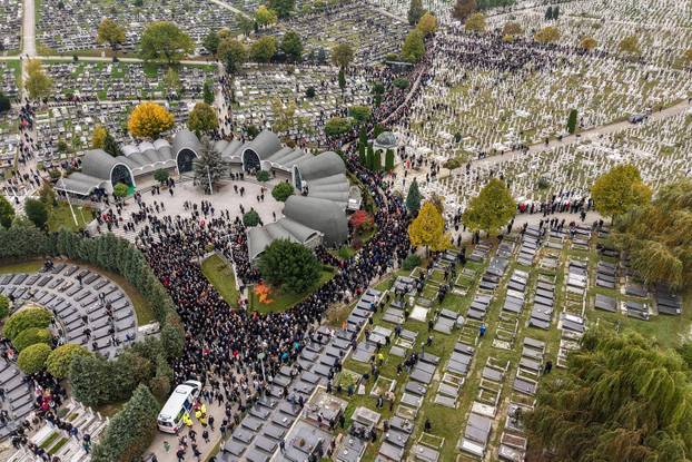 Sarajevo: Pogled iz zraka na posljednji ispraćaj Halida Bešlića na gradskom groblju Bare