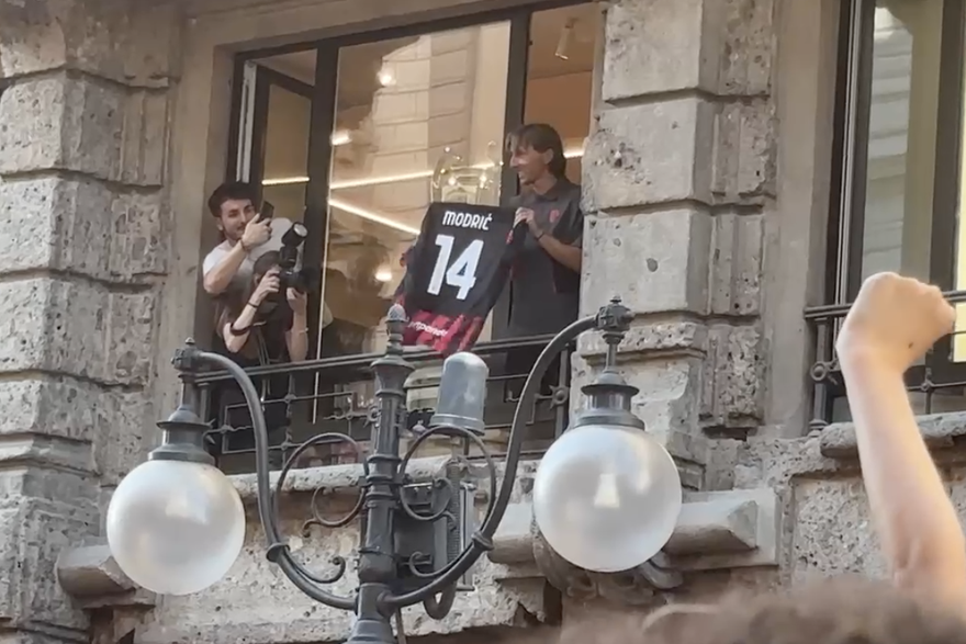 Luka Modrić baca dres navijačima u Milanu