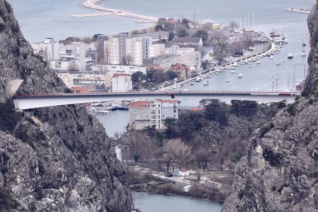 Spajanje posljednjih centimetara mosta u Omišu 