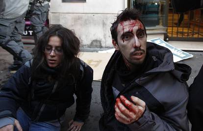 Ozlijeđeno 100 ljudi u krvavom sukobu policije i prosvjednika