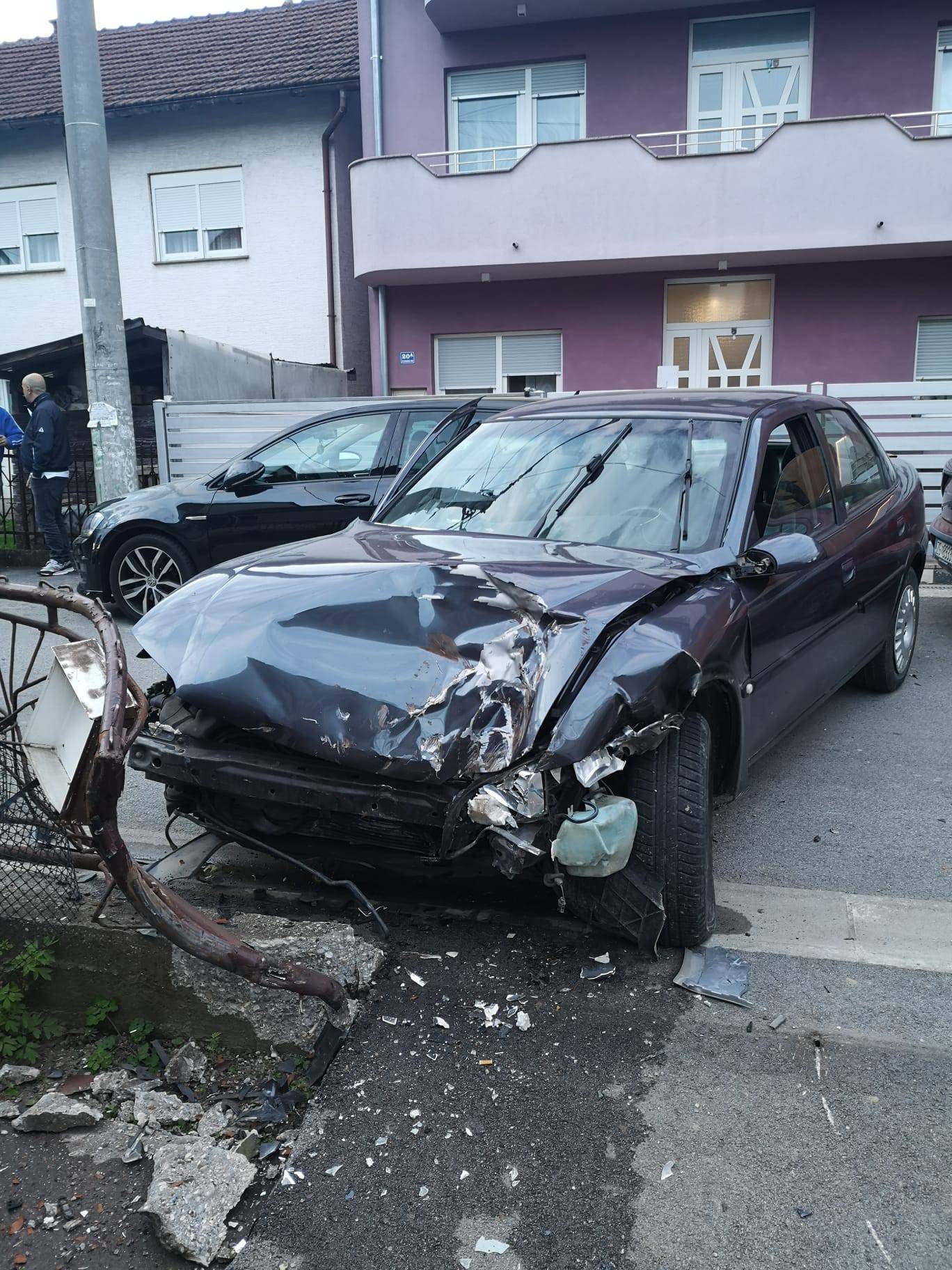 VIDEO Lom u Dubravi: Vozač razbio nekoliko parkiranih auta, napravio kaos pa bježao policiji