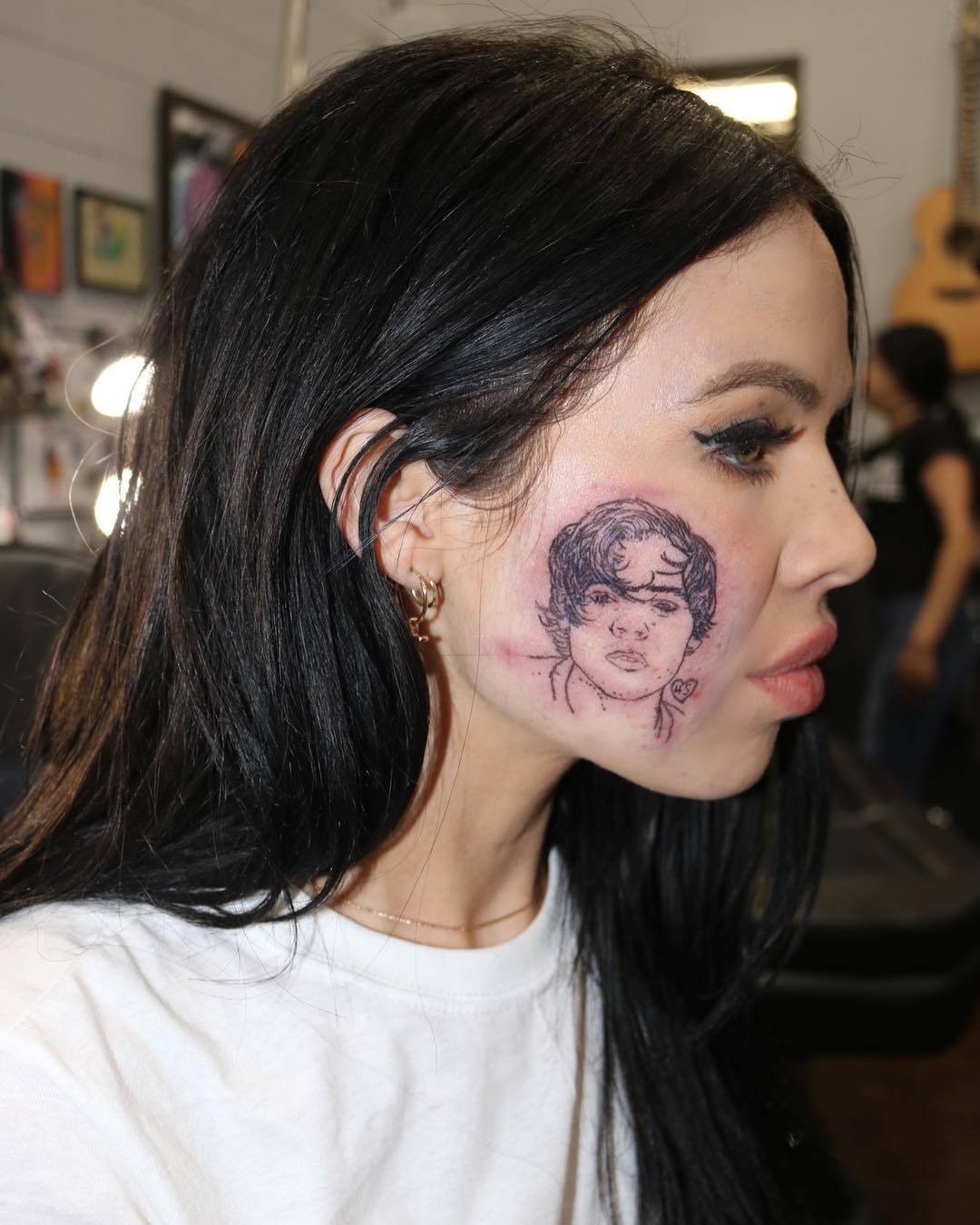 Rođendanski dar: Pjevačica na lice tetovirala Harryja Stylesa
