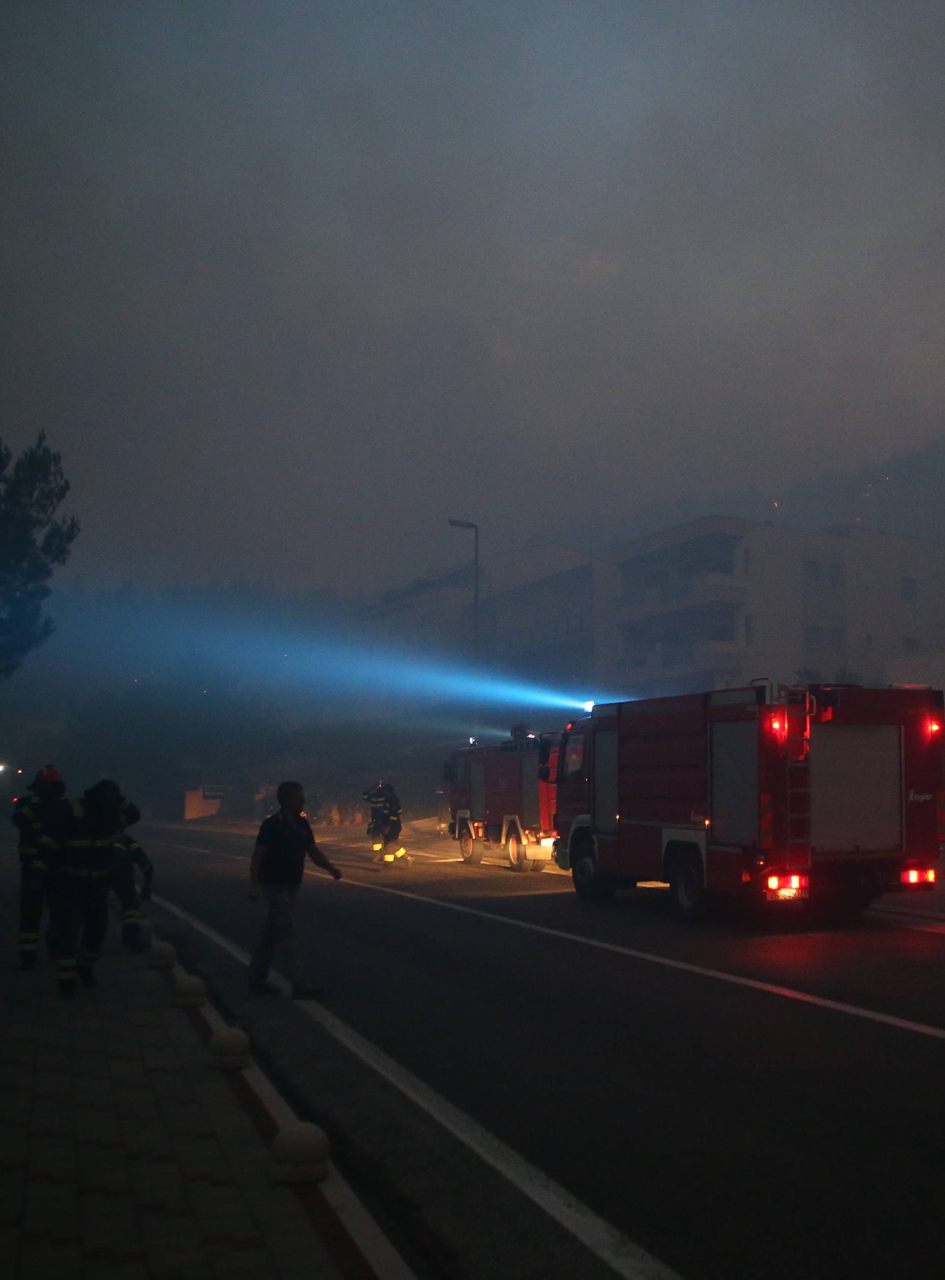 Kanader pomaže u gašenju, u Makarsku stiže i 150 vojnika