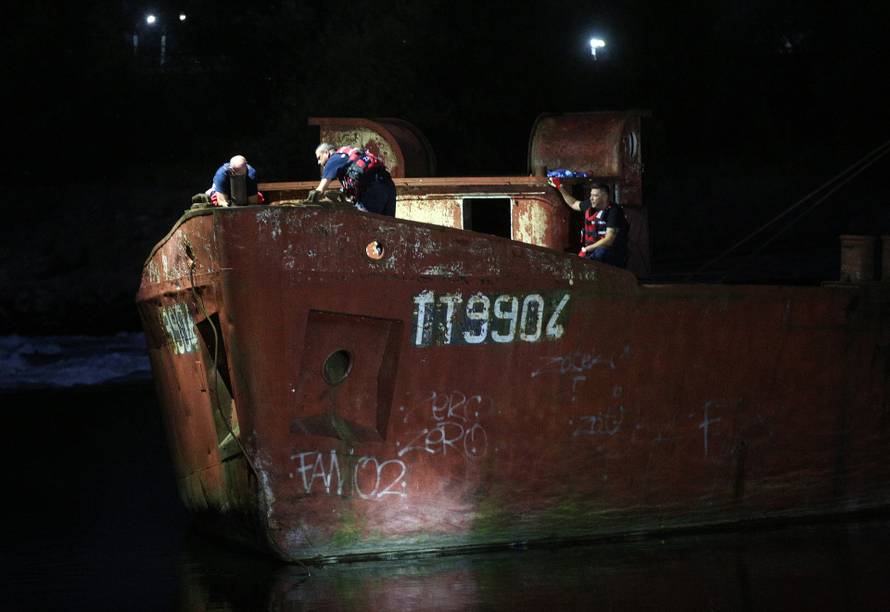 Zagreb: Izvlačenje broda nasukanog na slapovima Save kod toplane