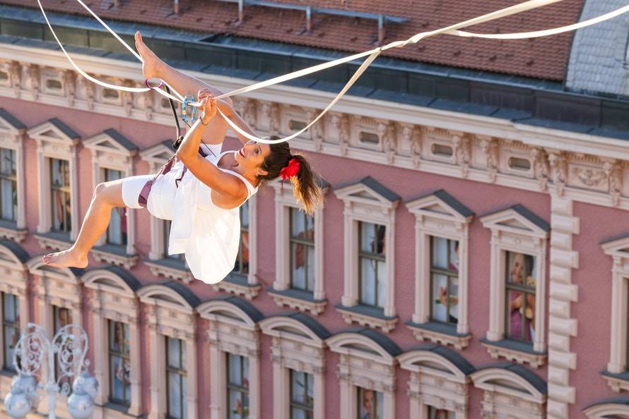 Zagreb: Antonia Gašparov hodom na žici privukla poglede prolaznika