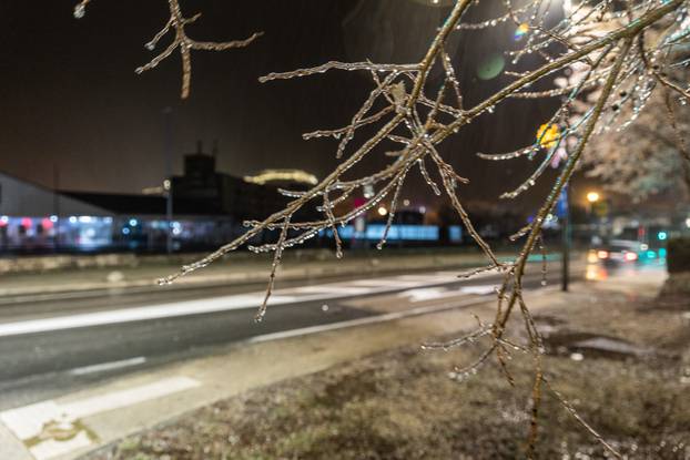 U Kninu je počela padati ledena kiša