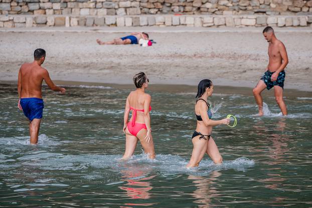 Split:  Skokovi i picigin obilježili popodne na splitskoj plaži Firule