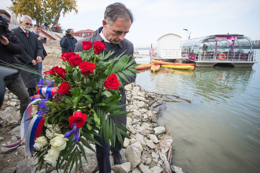 Vukovar: Milorad Pupovac poloÅ¾io vijenac u rijeku Dunav