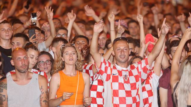 Zagreb: Navijačice i navijači na glavnom Trgu prate utakmicu Hrvatska-Škotska