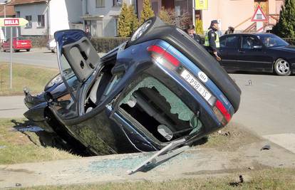 Obitelj s bebom nakon sudara završili na krovu u kanalu