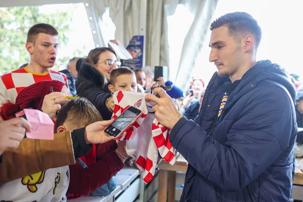 Do?ek bron?anih rukometaša Raužana i Kuzmanovi?a u Brckovljanima