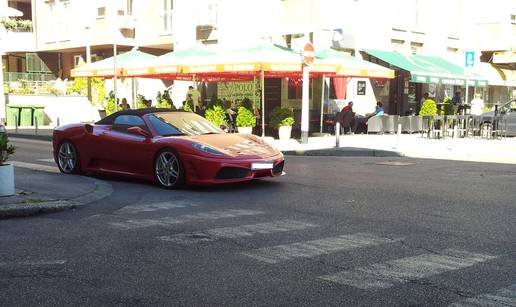 Parkirao je 'pilu' na pješački prijelaz i otišao popiti kavicu