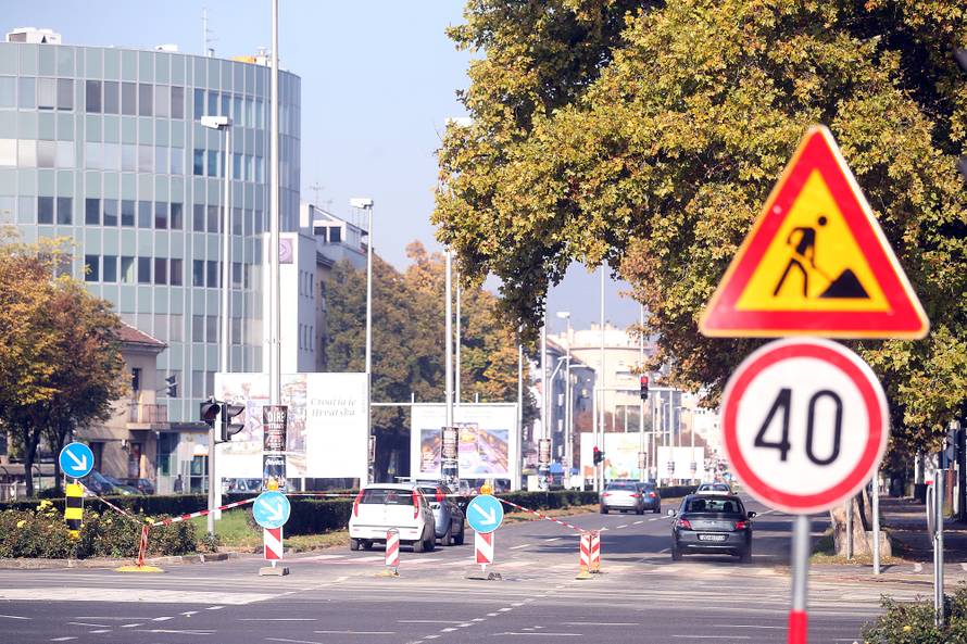 Pukla je cijev na Heinzelovoj: Zatvorili dvije prometne trake