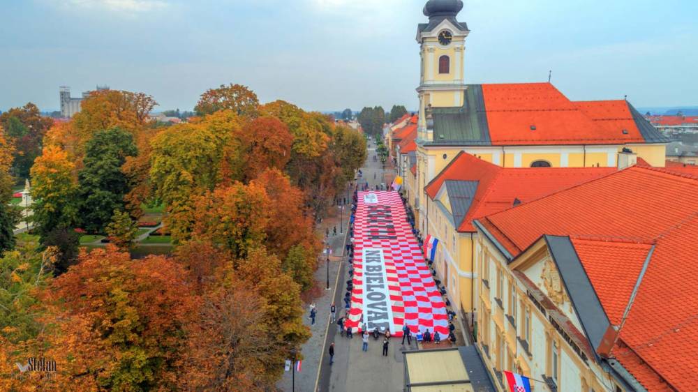 Vatrena fešta: Bjelovar prekrila megazastava od gotovo 100 m!